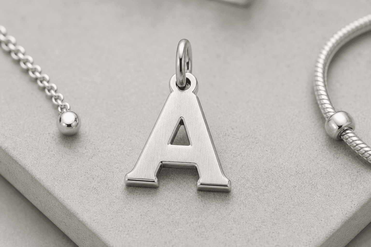 Руководство по материалам: Alphabet 316L Stainless Initial Charms